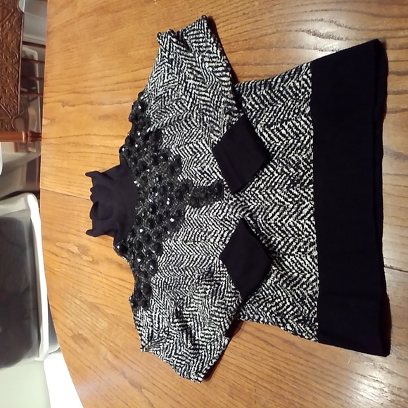 Leo Guy Beaded Embellished Cold Shoulder Turtleneck Sweater Size L/XL - Picture 2 of 8